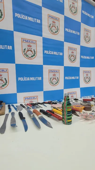 Entre os itens recolhidos estão facas, tesouras, estiletes e canivetes