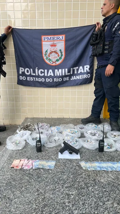 Com os suspeitos, os policiais encontraram uma grande quantidade de entorpecentes