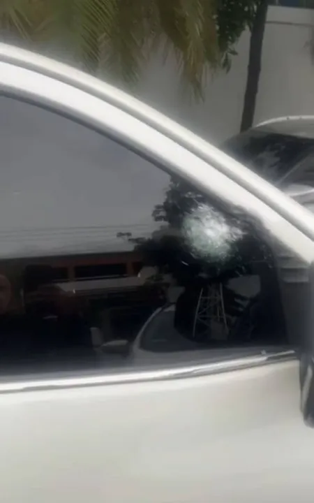 Carro do policial foi atingido por vários disparos