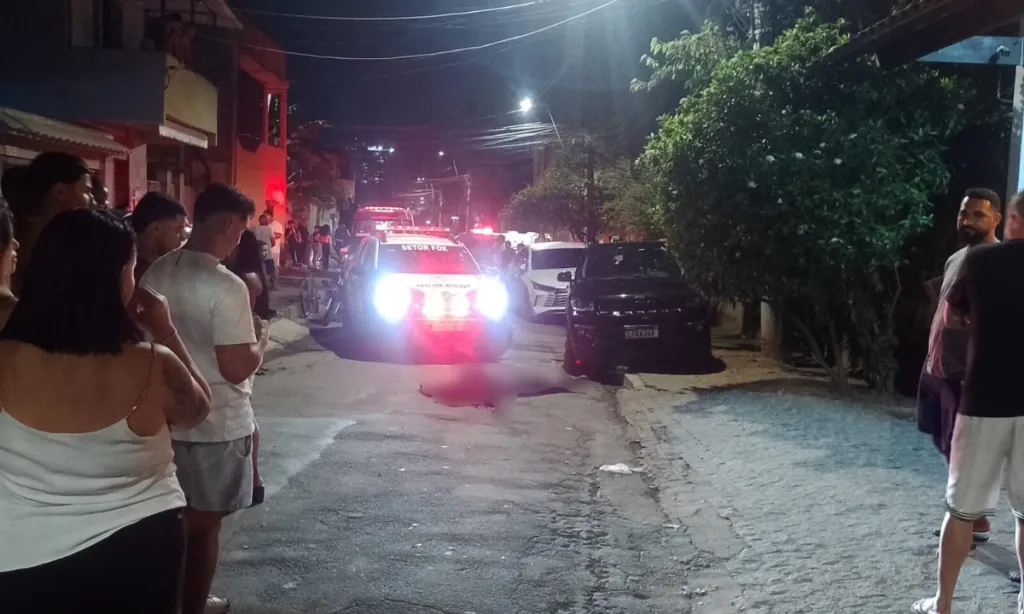 Homens armados invadiram o estabelecimento e atiraram contra o policial