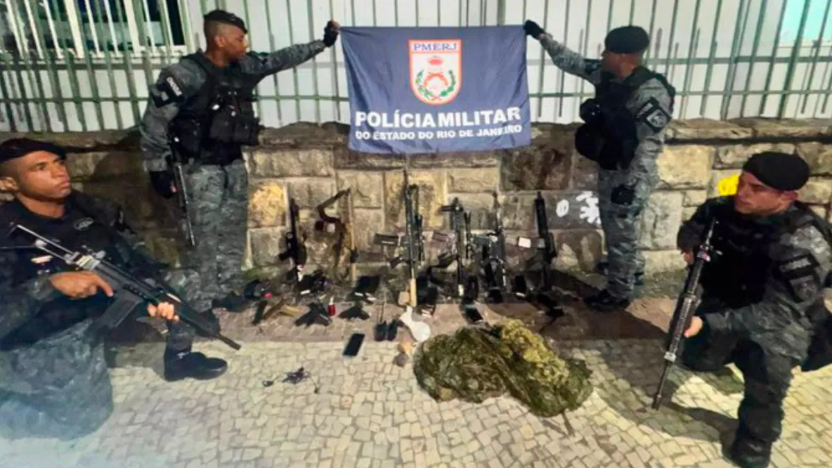 Durante a ação, os policiais apreenderam seis fuzis, três pistolas, uma granada defensiva e roupas camufladas