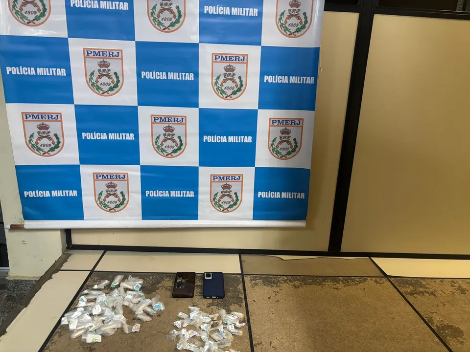 Os policiais encontraram 43 pinos de cocaína, 35 pedras de crack e dois aparelhos celulares