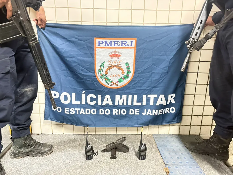 Na ação, os policiais apreenderam uma pistola Taurus calibre 9 milímetros com numeração suprimida, 14 munições intactas e dois radiotransmissores