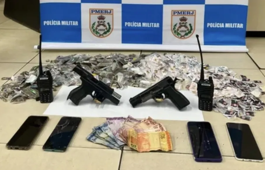 Os agentes apreenderam armamento, drogas e equipamentos usados para comunicação