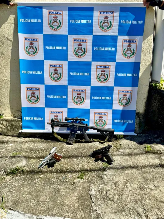 Um dos suspeitos estava foragido e armas foram apreendidas durante a operação