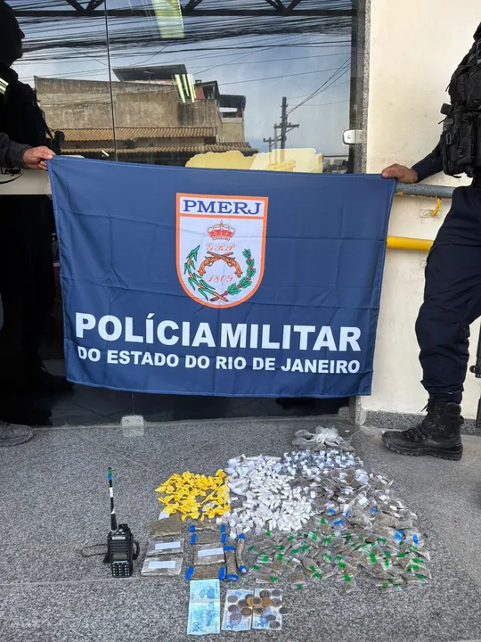 Com os suspeitos, os agentes apreenderam um radiotransmissor e material entorpecente