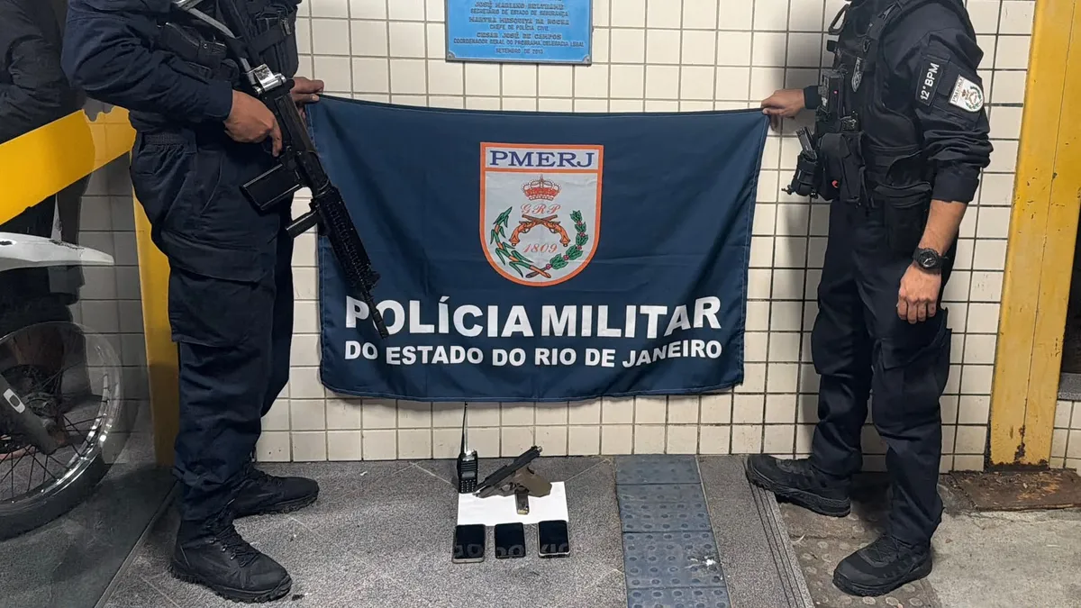 Os policiais realizaram um cerco tático e conseguiram deter três homens