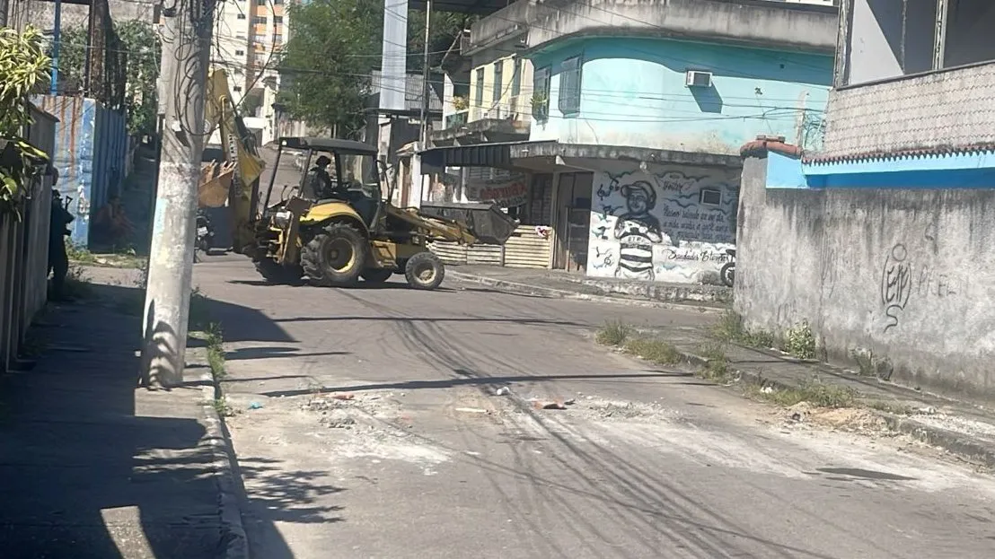 As equipes utilizaram maquinários e apoio operacional para remover os obstáculos