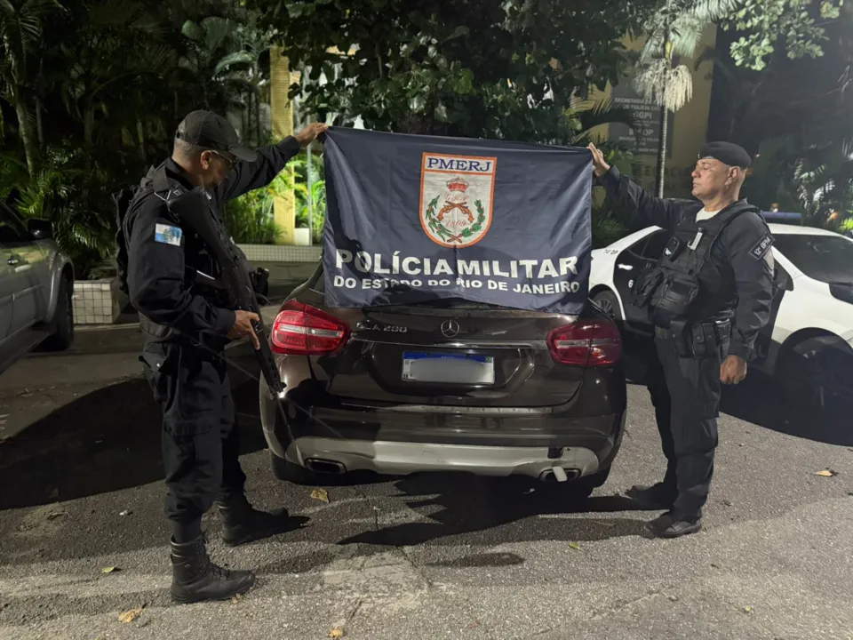 O veículo, um Mercedes-Benz, foi levado por quatro suspeitos que estavam em outro carro