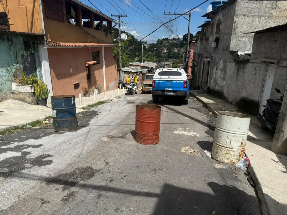 No total, foram removidos cerca de uma tonelada de materiais usados como barricadas
