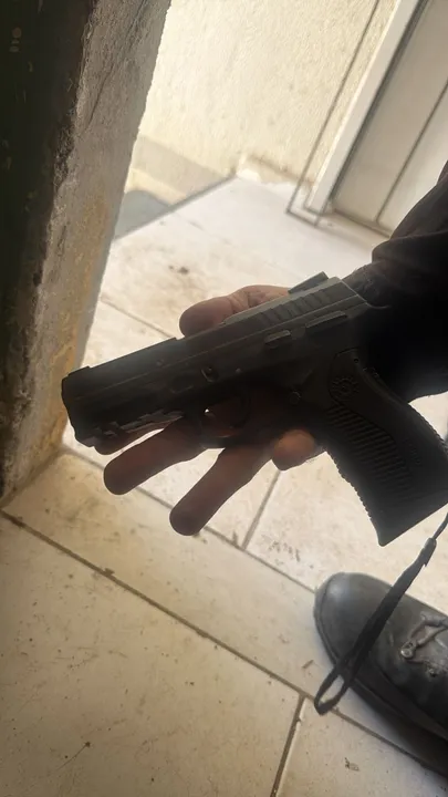 Pistola foi apreendida com o suspeito