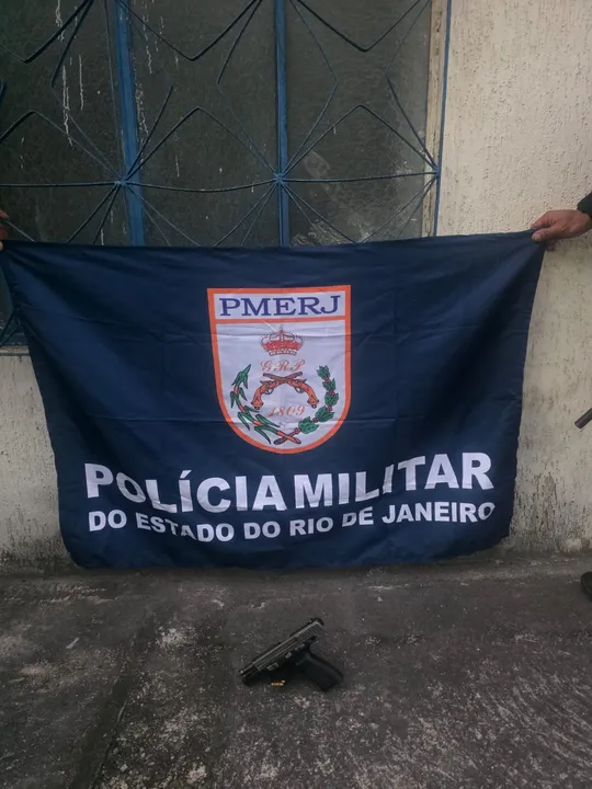 Policiais apreenderam uma pistola com o suspeito