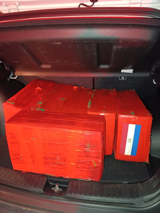O veículo e toda a carga de droga foram encaminhados à 48ª DP, em Seropédica
