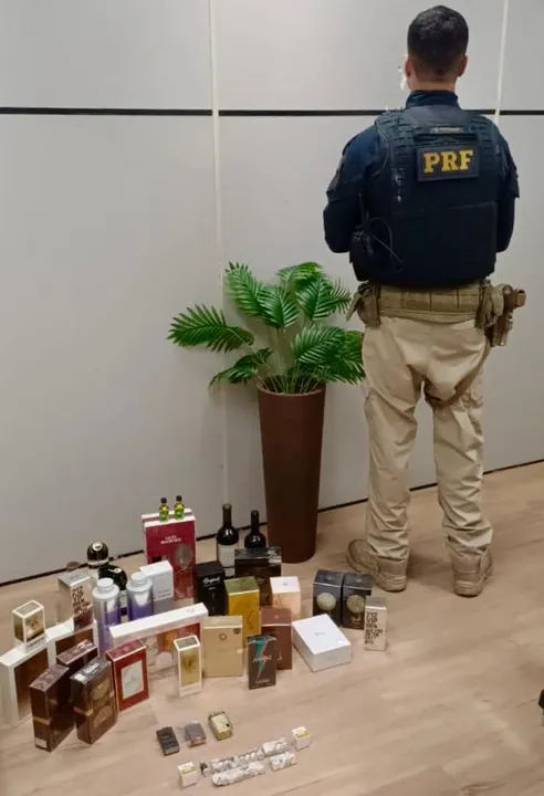 Os três ocupantes foram detidos e a ocorrência foi encaminhada à Delegacia da Polícia Federal