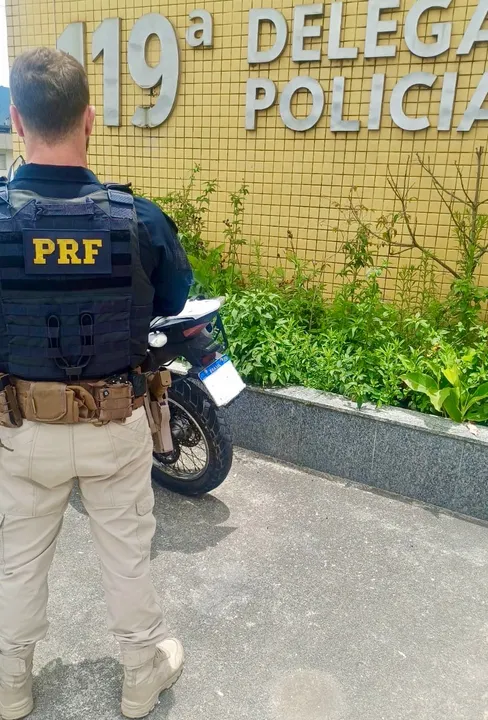 Durante a abordagem, os agentes constataram irregularidades nas numerações de identificação da motocicleta