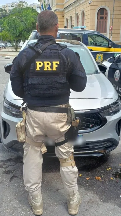 O carro e o homem foram encaminhados para a 76ª DP, onde o caso foi registrado