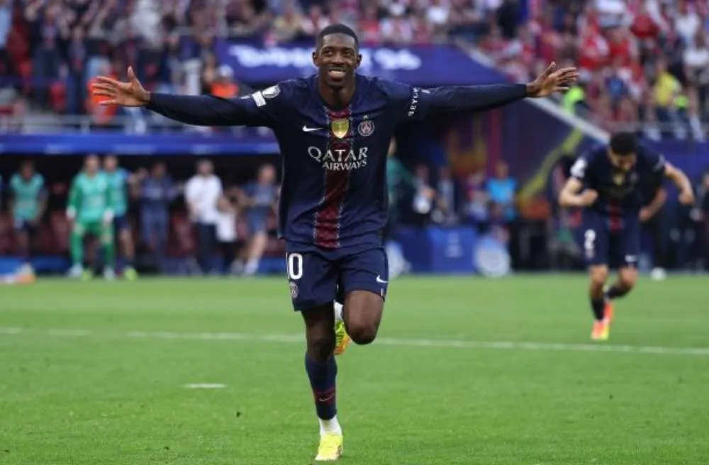 Dembele comemorando gol após cobrança de pênalti