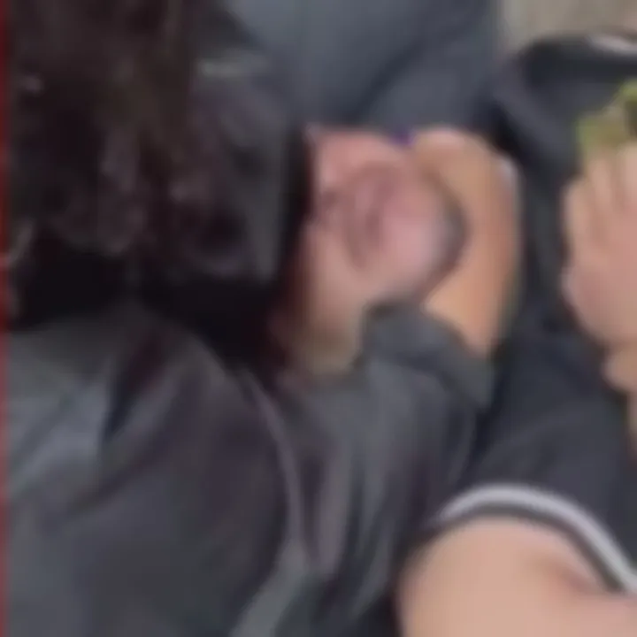 Filha aplica mata leão no pai para impedir agressões a professor