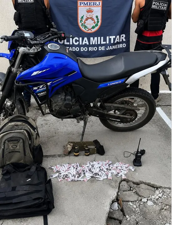 Na ação, foram apreendidas drogas, entre outros materiais ilícitos
