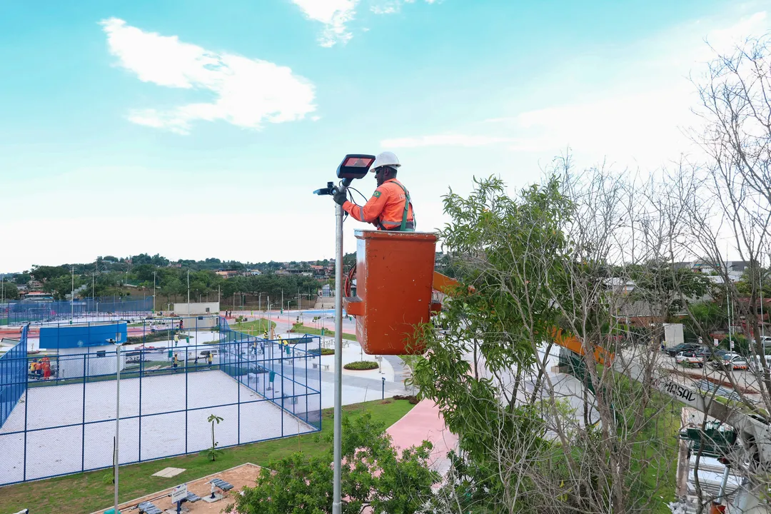 No total, serão mais de 200 luminárias de LED, distribuídas  em 194 postes espalhados pelo local