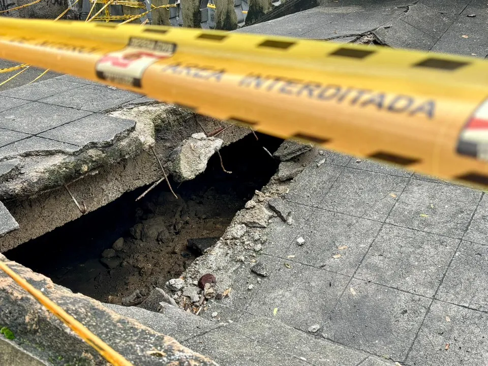 Estrutura da 'Escadaria da Sardinha' em Niterói desaba parcialmente