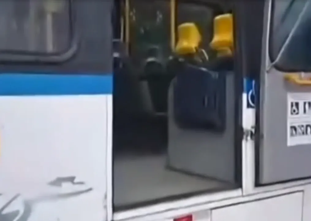 A mulher é cadeirante e estava apoiada na porta no momento em que o coletivo fez uma curva