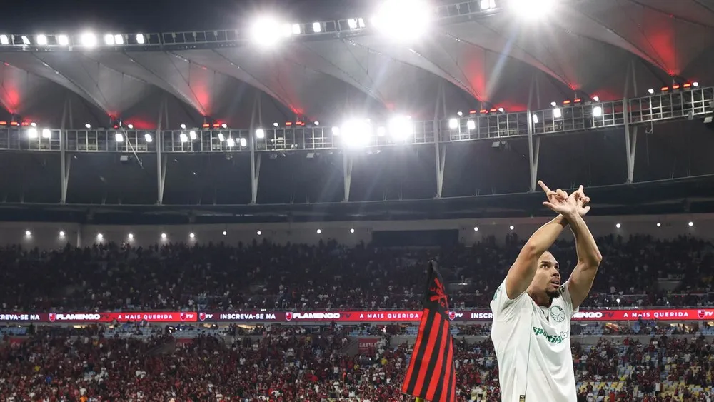 Paulinho comemorando gol em cima do Flamengo no Maracanã