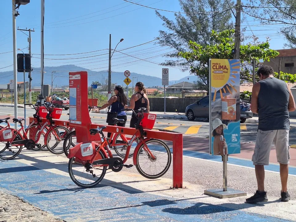 Moradores e turistas aproveitam bicicletas gratuitas e protetor solar nas orlas de Maricá