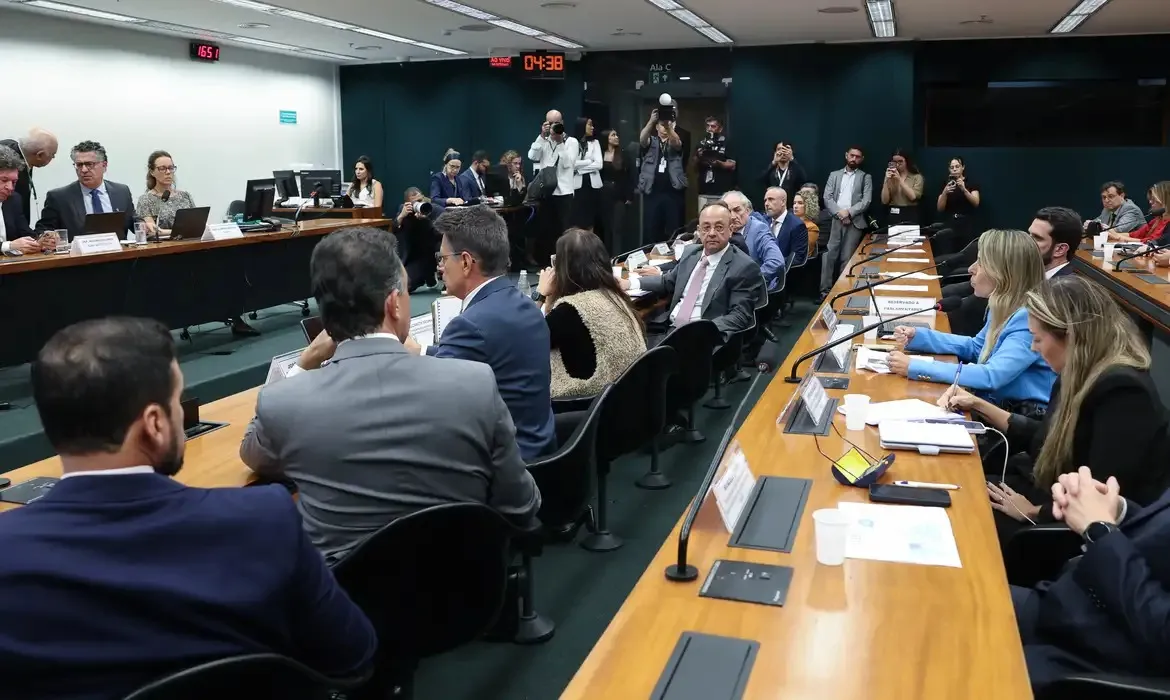 Com o pedido de vista, o presidente da comissão, Alencar Santana (PT-SP), marcou reunião para debate e votação da proposta nesta quarta-feira (27)