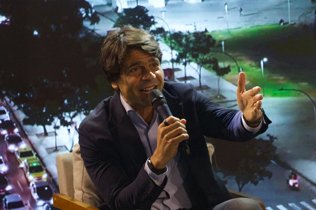Ao longo da entrevista, Pedro Paulo abordou temas como economia, infraestrutura, segurança pública e desenvolvimento regional