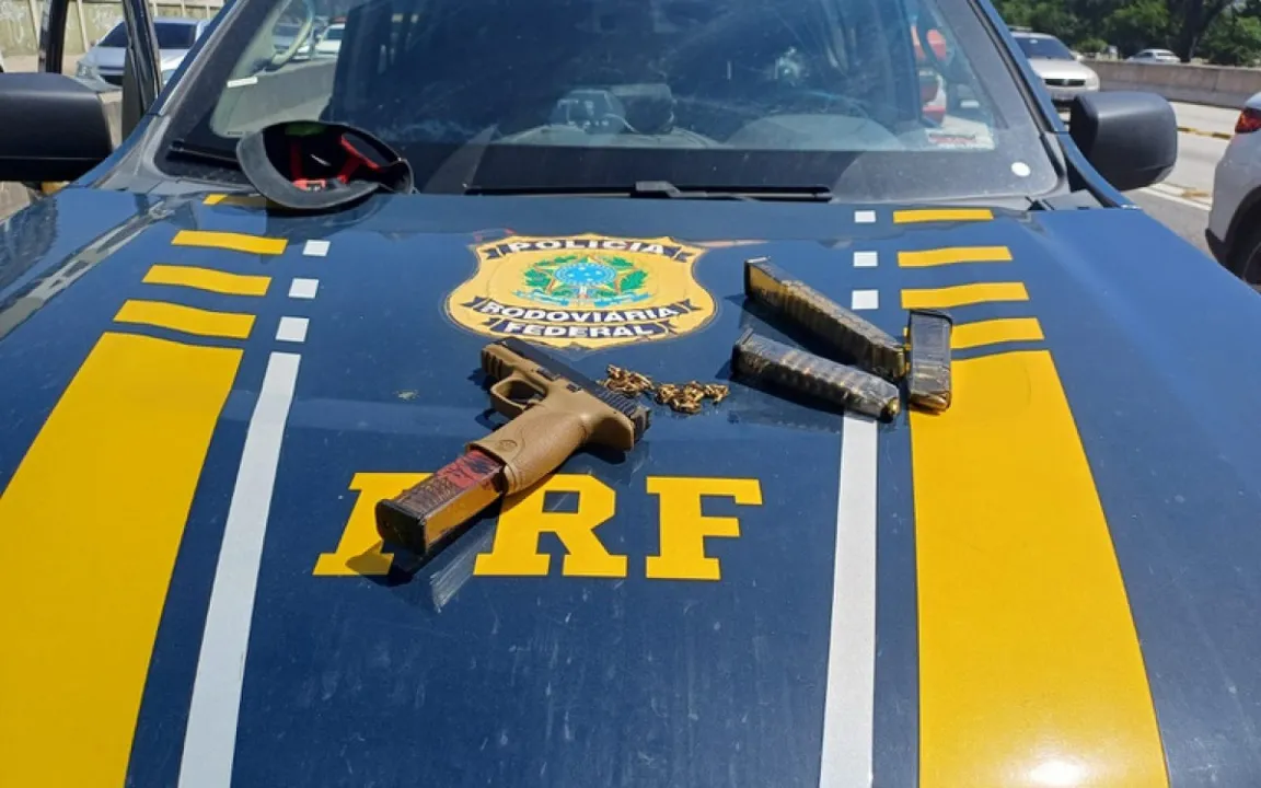 O homem estava dentro do carro com uma pistola calibre 9mm, carregadores alongados e munições