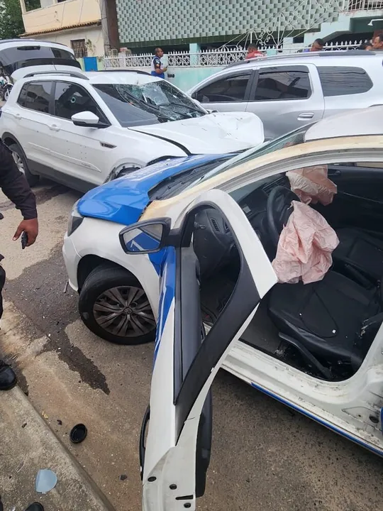 Carros envolvidos na batida precisaram ser rebocados