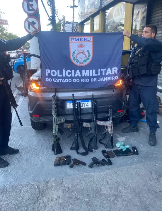 Os policiais apreenderam quatro fuzis, três pistolas, carregadores de fuzis, drogas e o veículo utilizado pelo grupo