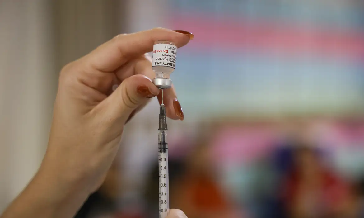 A vacinação contra o HPV pelo Sistema Único de Saúde começou em 2014, apenas com meninas, mas passou a englobar também os meninos a partir de 2017