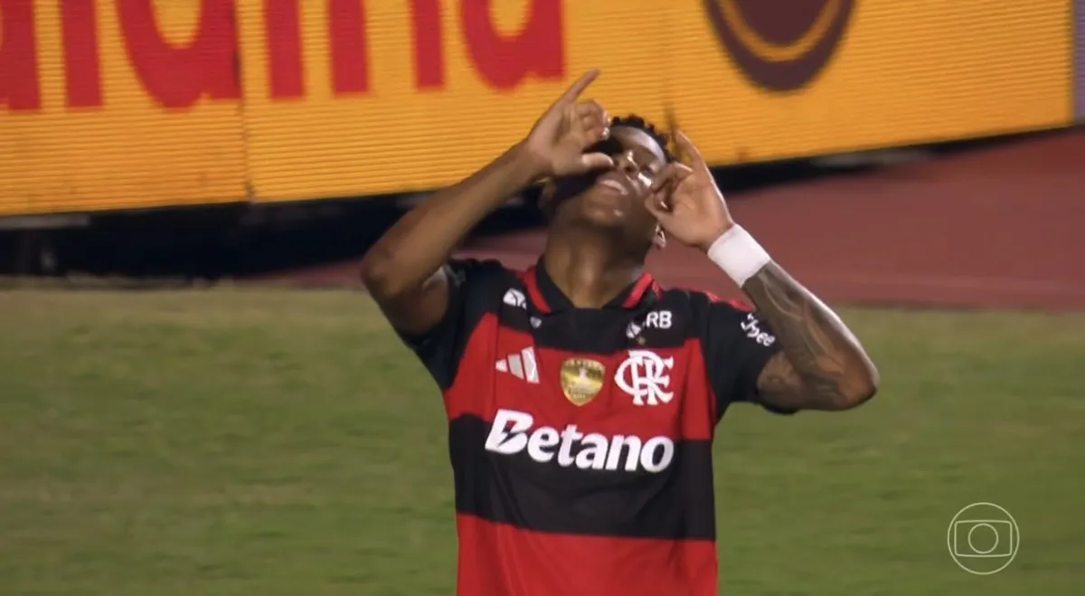 Plata marcou o primeiro gol do Flamengo no Brasileirão 2026 e comemorou fazendo gestos de copos em direção à boca