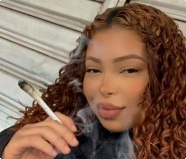 Penélope, conhecida pelos apelidos “Japinha", atua na proteção de rotas de fuga e na defesa de pontos estratégicos de venda de drogas