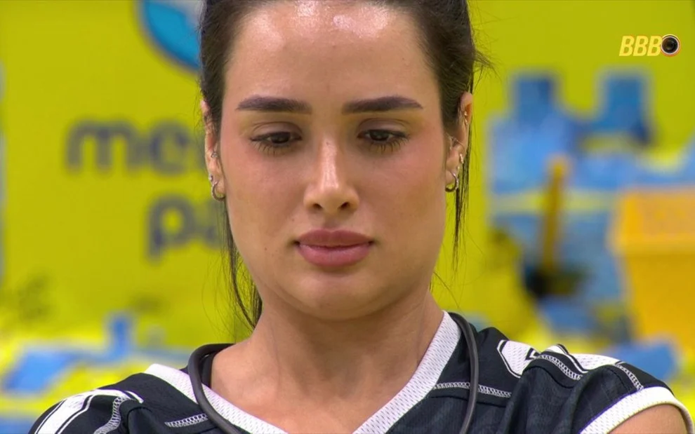 A situação gerou indignação entre internautas, que passaram a usar a expressão “revisem a prova”, levando o termo aos assuntos mais comentados do X (antigo Twitter)