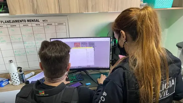 A ação para desmantelar a transmissão ilegal de conteúdo de audiovisual conta com o apoio operacional da Delegacia de Defesa dos Serviços Delegados (DDSD) e da Delegacia de Repressão aos Crimes de Informática (DRCI)