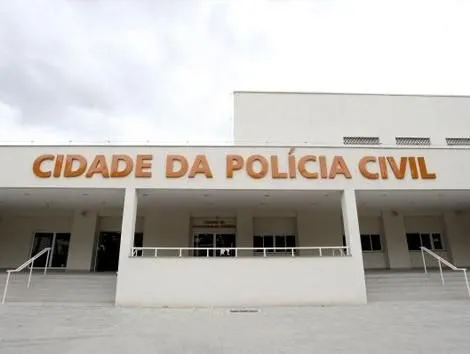Após o cruzamento de dados de inteligência, agentes foram à cidade, onde constataram a presença de um homem saindo de uma agência bancária com o dinheiro em uma mochila