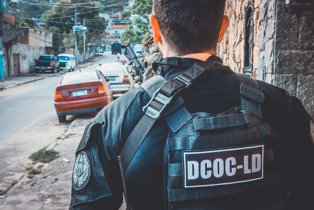 Os agentes cumprem mandados de busca e apreensão e outras medidas judiciais na capital, Duque de Caxias e Belford Roxo, na Baixada Fluminense