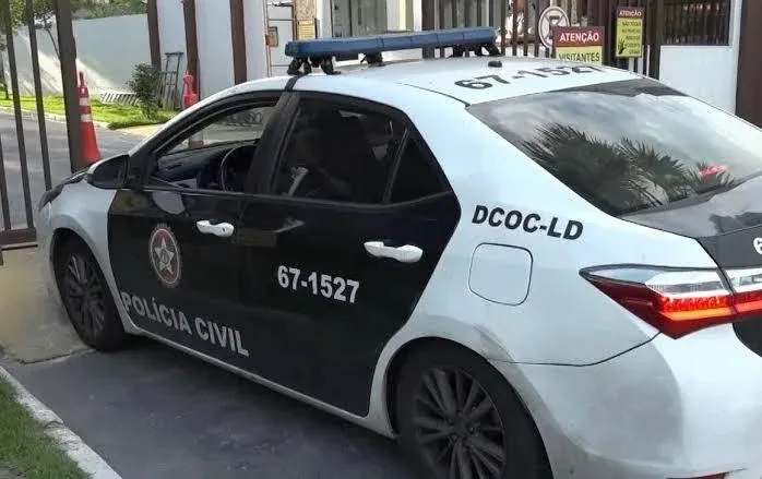 A ação está sendo realizada por policiais civis da Delegacia de Combate aos Crimes Organizados e Lavagem de Dinheiro