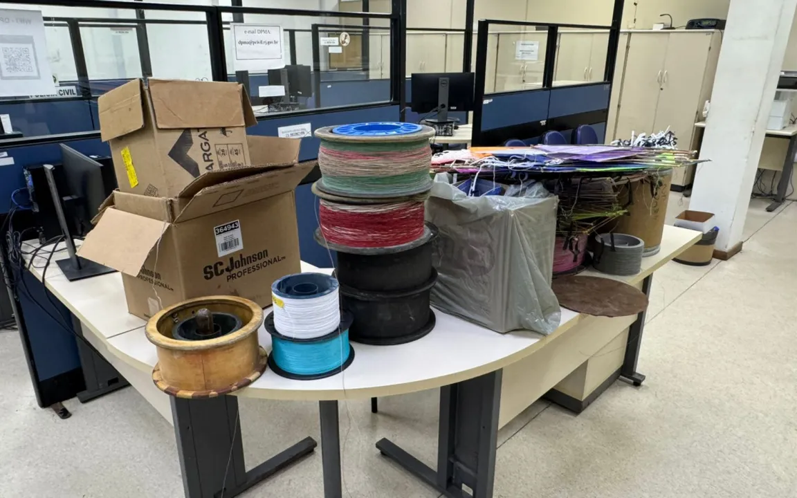 Os policiais foram até o bairro Tomazinho, em São João de Meriti, onde localizaram um ponto de comercialização dos produtos proibidos