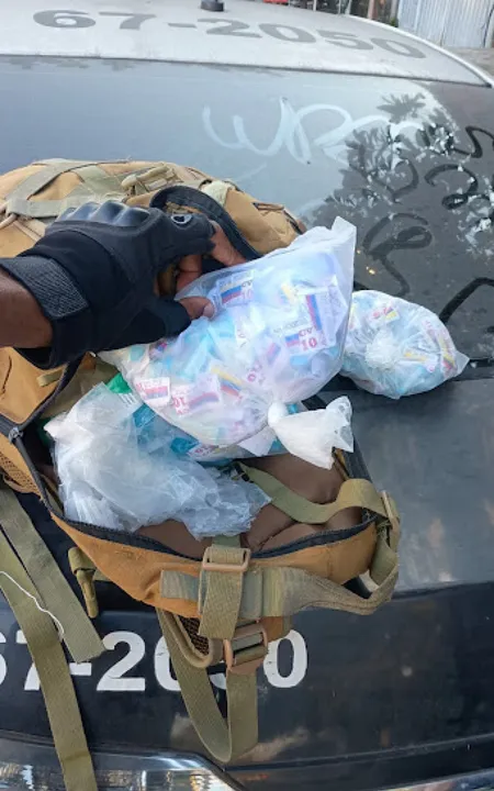 Até o momento, dois criminosos foram presos, seis veículos foram recuperados e drogas foram apreendidas