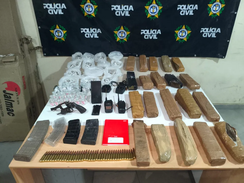 Criminosos deixaram material para trás após troca de tiros