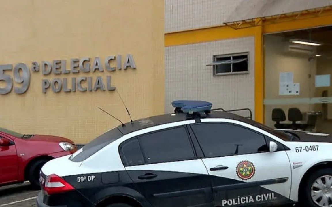 O caminhão foi apreendido por policiais da 59ª DP (Duque de Caxias)