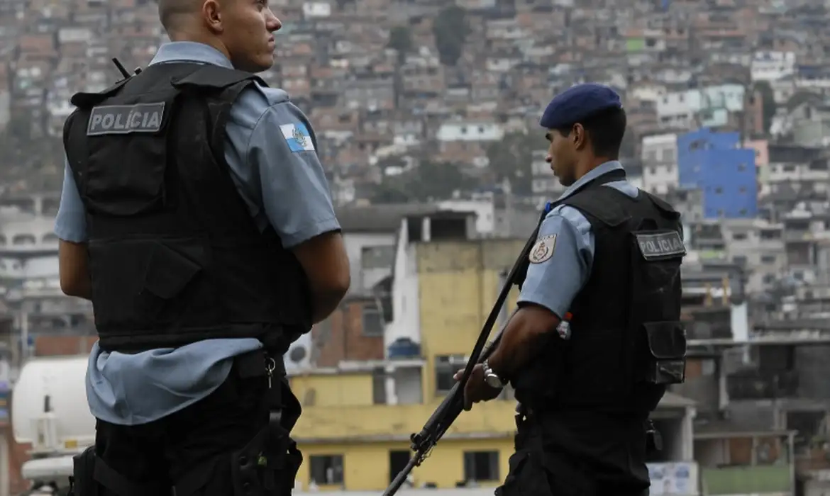 Policiais civis da Divisão de Capturas e Polícia Interestadual (DC-Polinter), em conjunto com a Delegacia de Descoberta de Paradeiros (DDPA)