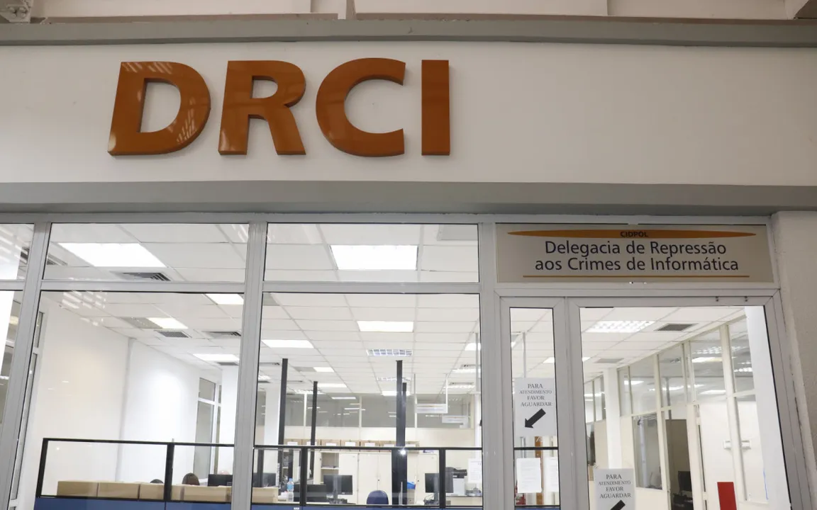 Policiais civis da Delegacia de Repressão aos Crimes de Informática (DRCI)