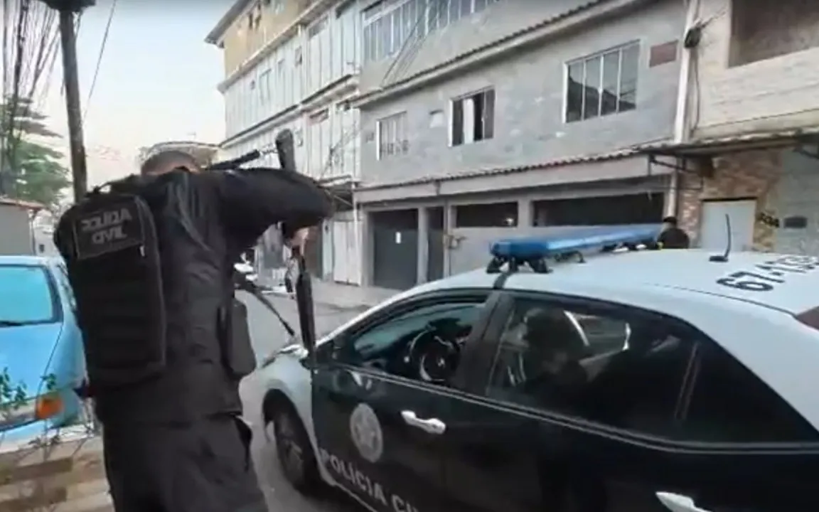 As ações ocorrem nos bairros de Bangu e Realengo, e, até o momento, três pessoas foram presas
