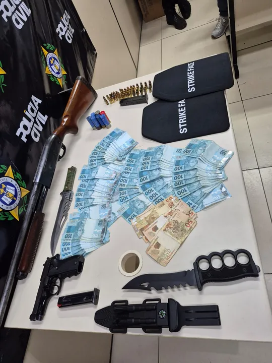 Agentes apreenderam uma espingarda calibre 12, uma pistola 9mm, além de munições