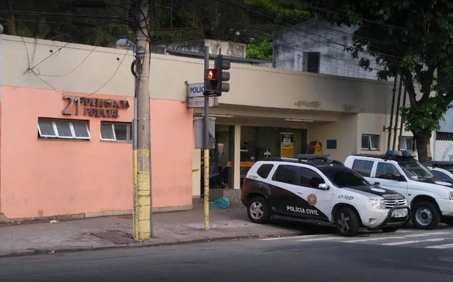 A prisão foi realizada graças a uma operação entre policiais da 21ª DP (Bonsucesso) e da 118ª DP (Araruama)